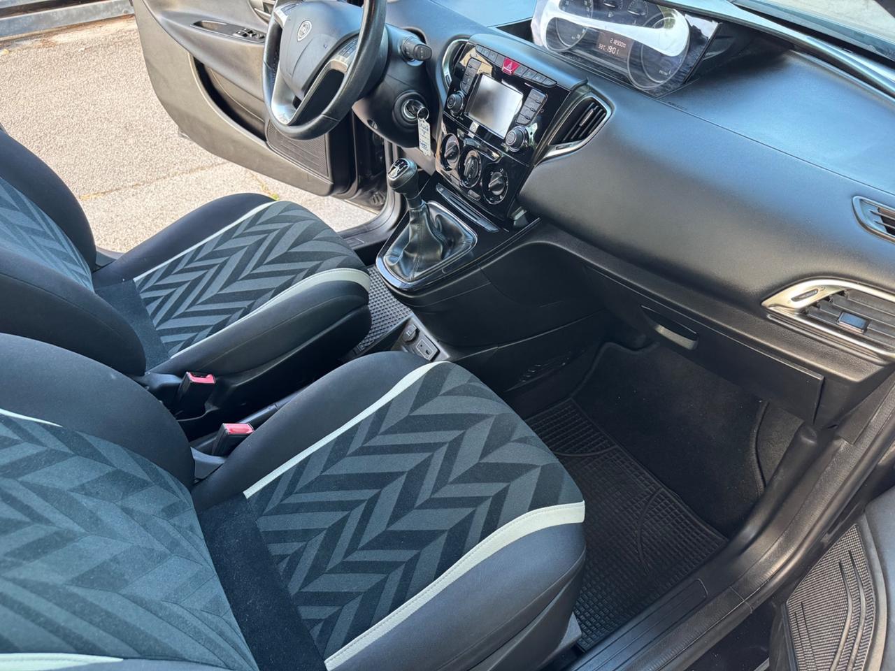 Lancia Ypsilon 1.3 MJT 95 cv neopaten garanzia 12 mesi