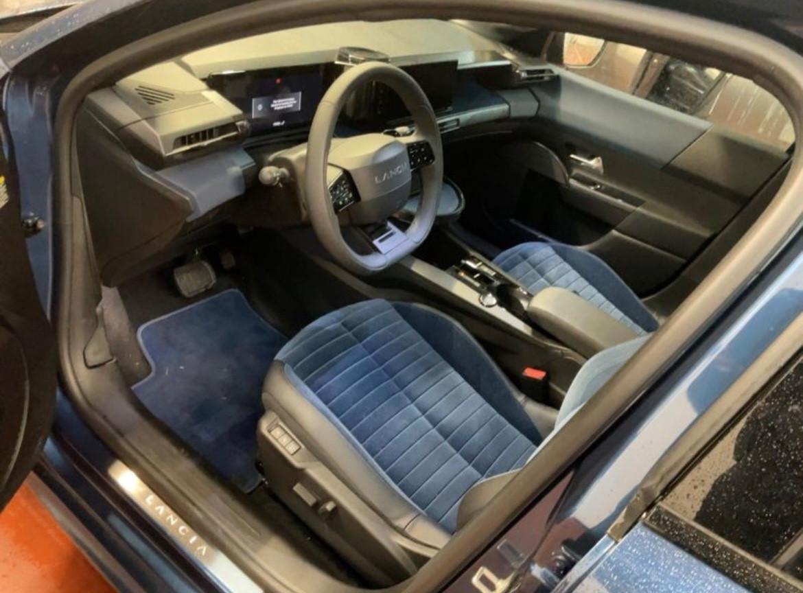 Lancia Ypsilon Hybrid DCT Edizione Cassina-Km17500-