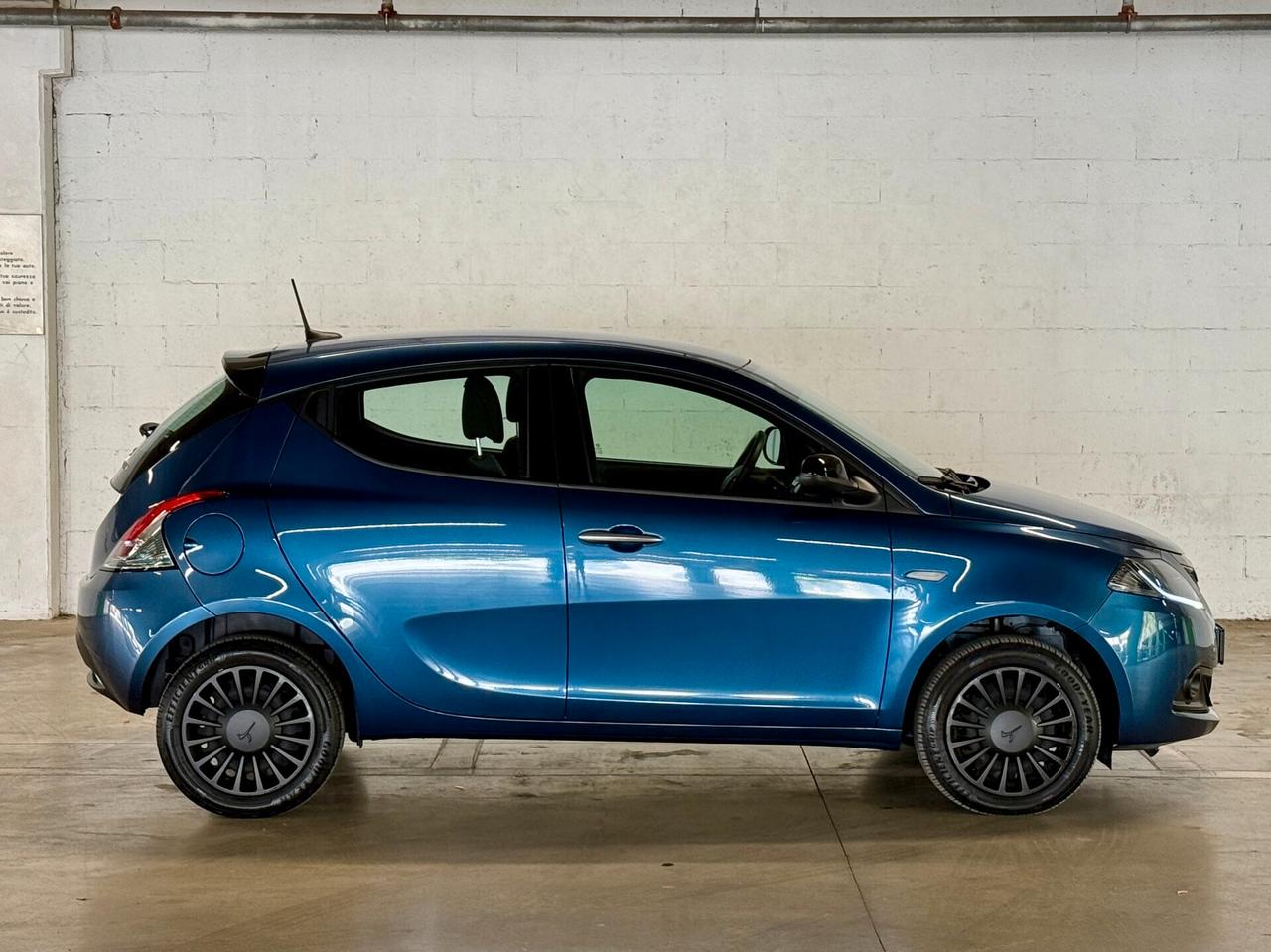 Lancia Ypsilon 1.0 FireFly 5 porte S&S Hybrid Silver
