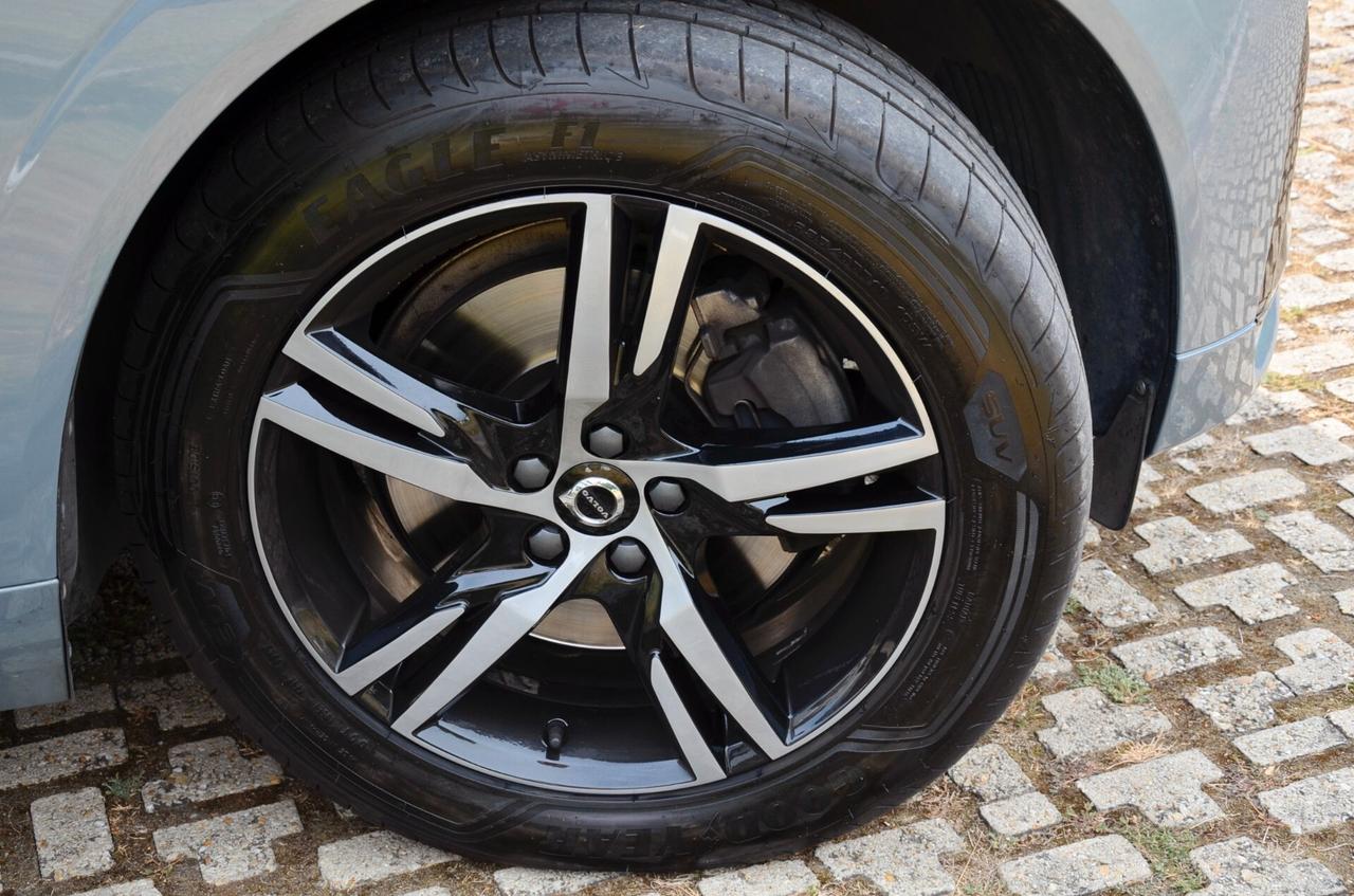 VOLVO XC60 2.0 B4 R-DESIGN 197cv AUTO, UNICOPROPRIETARIO, SERVICE UFF VOLVO, UFF ITALIANA, EURO 6D, FARI LED, NAVI, RETROCAMERA, PERMUTE