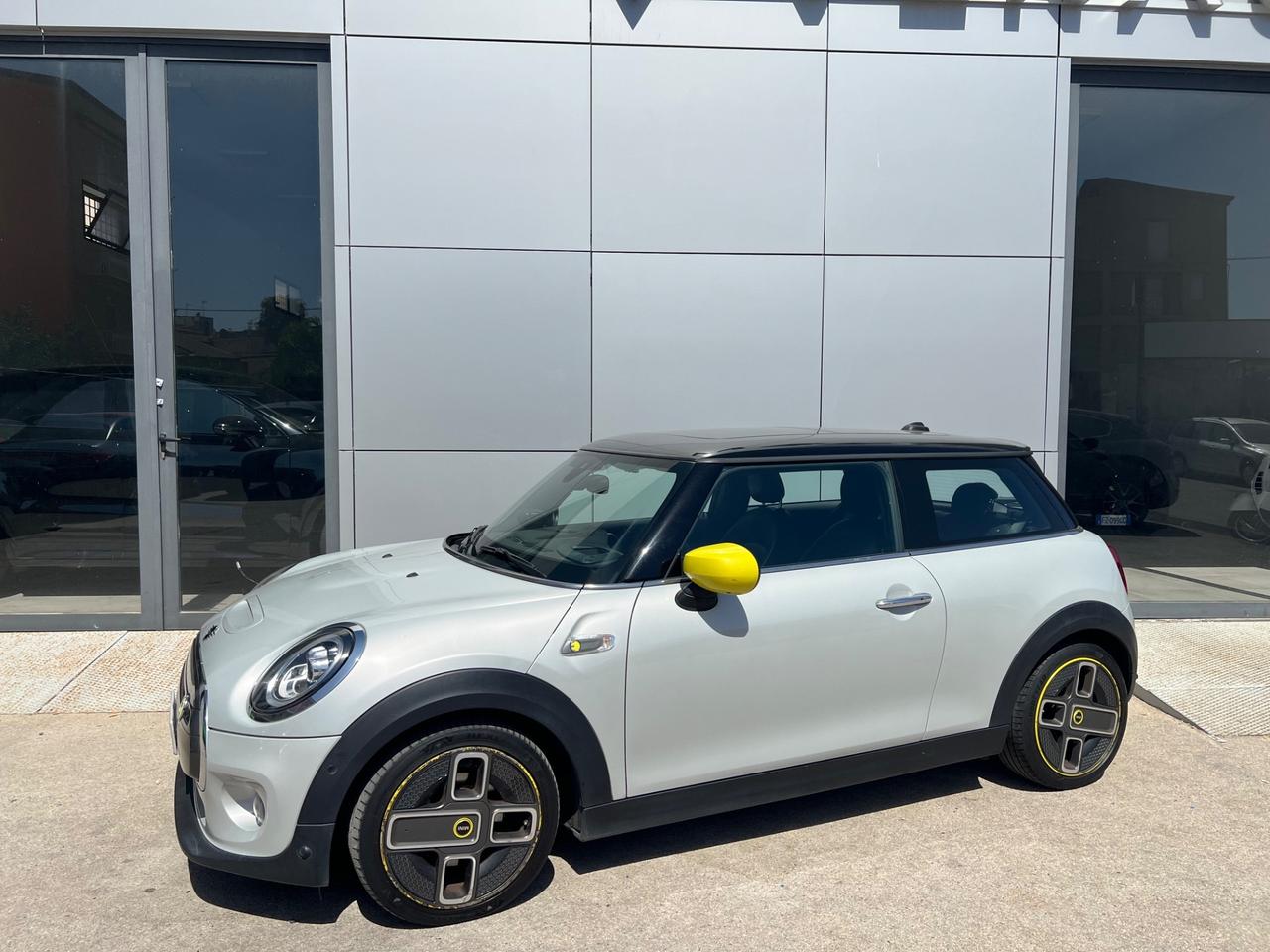 Mini Cooper SE XL possibilità noleggio no scoring