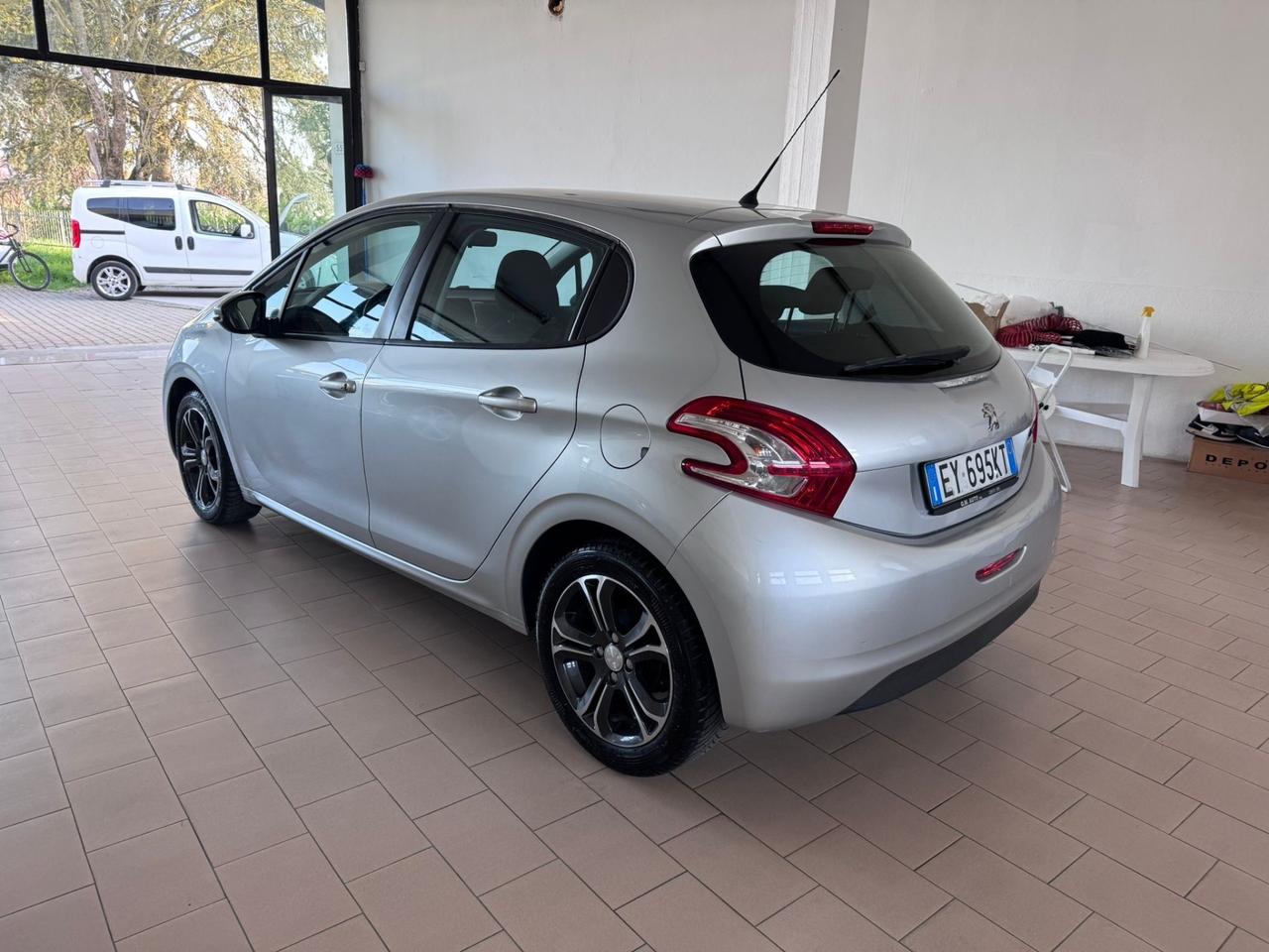 Peugeot 208 1.4 HDi 68 CV 5 porte Allure