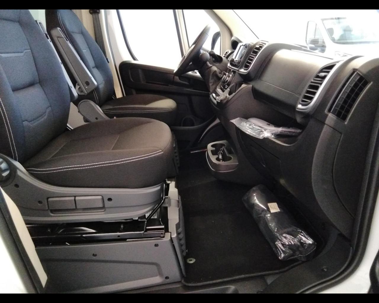 PEUGEOT Boxer 335 2.2 bluehdi 140cv S&S Vetrato allestito con sollevatore