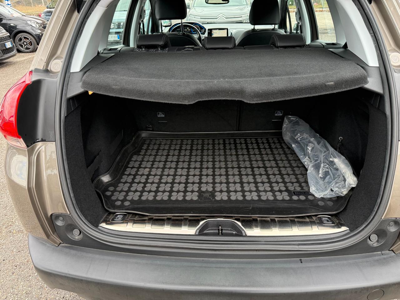 " SOLO 40.000 KM " Peugeot 2008 Benz. Allure