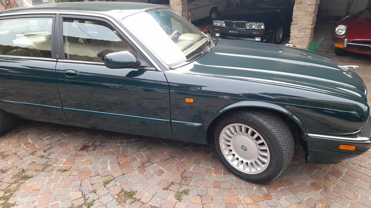 Jaguar XJ Sovereign 4.0 cat