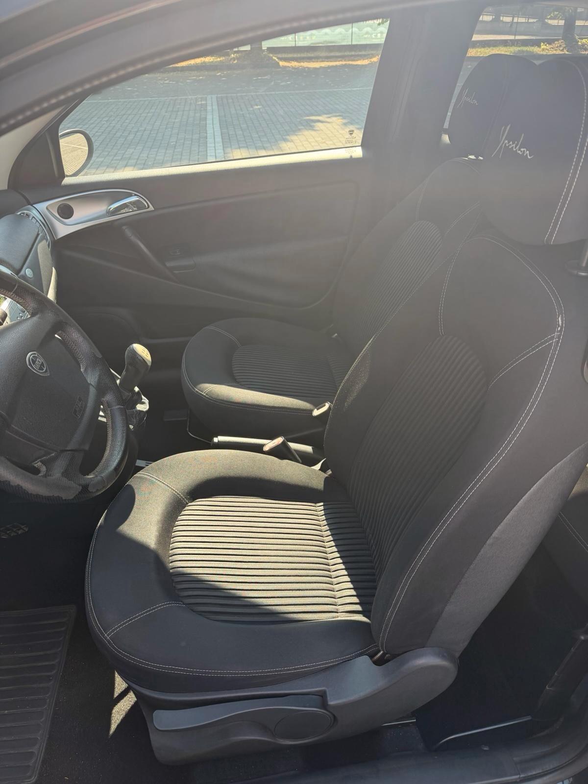 Lancia Ypsilon 1.3 MJT 75 CV MomoDesign