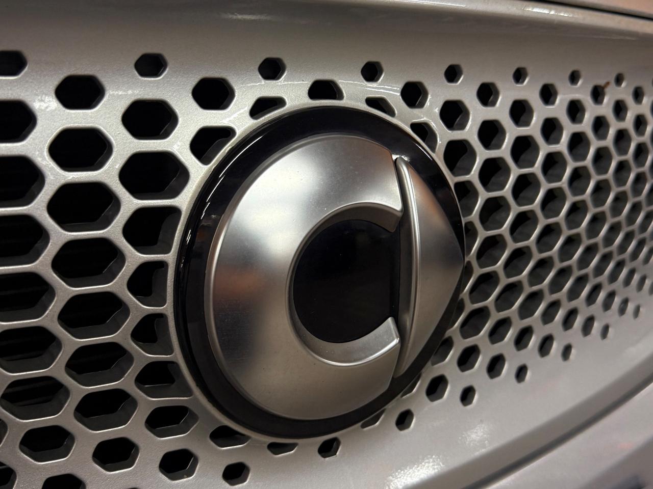 BELLISSIMA SMART FORTWO ADATTA A NEOPATENTATI CON TETTO PANORAMICO CON SOLI 69.625 KM