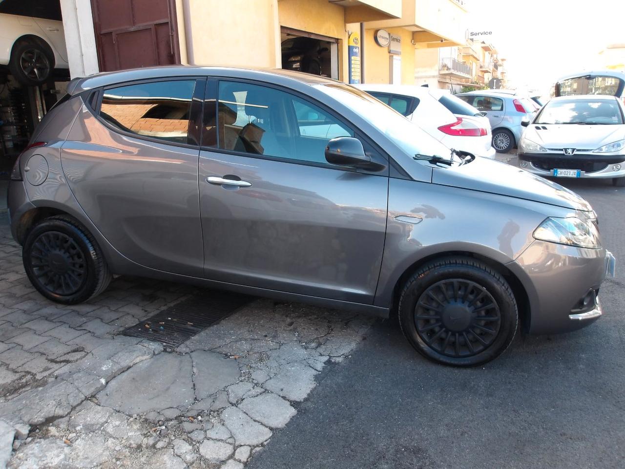 Lancia Ypsilon 1.0 firefly hybrid Silver s&s 70cv