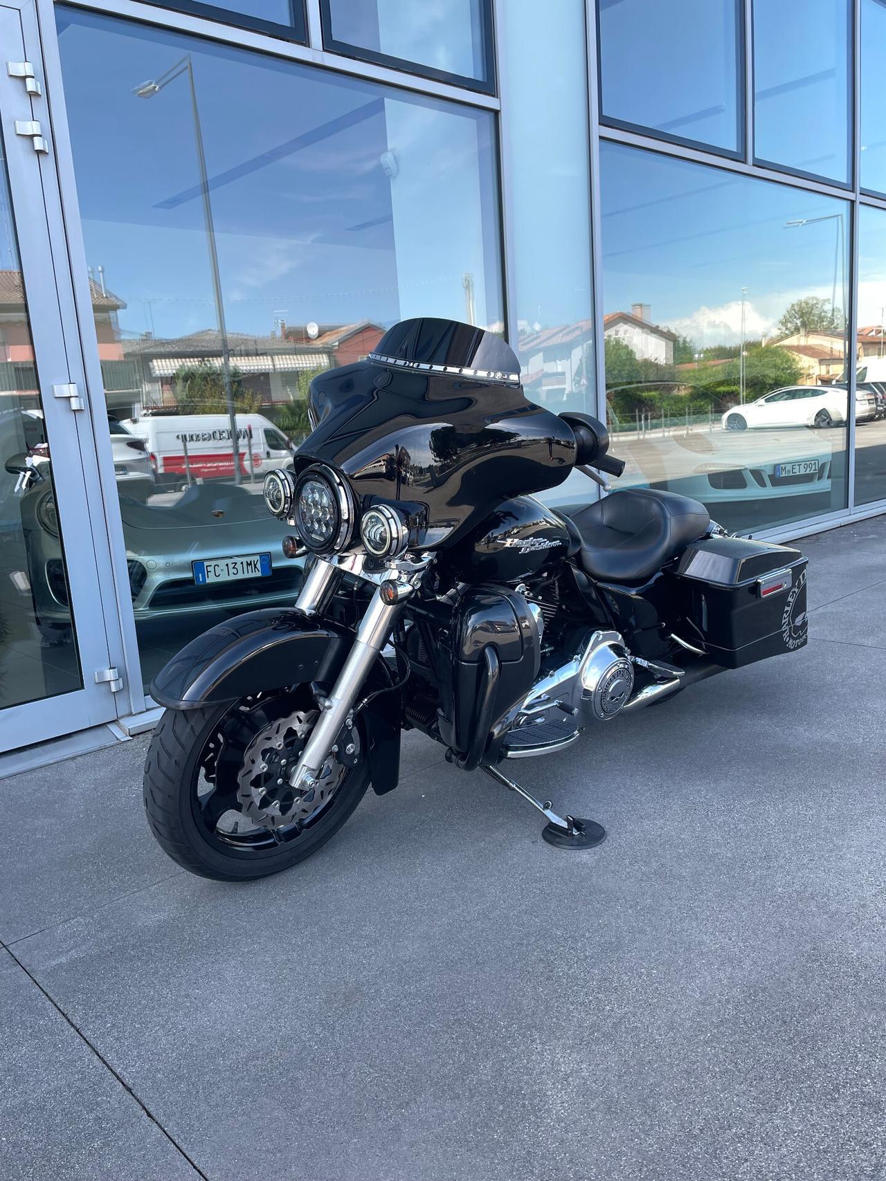 Harley-davidson Touring Street Glide Twin Cam 96 Six Speed con molti accessori sosp.Ohlins