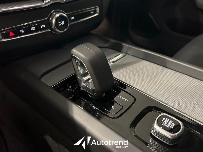Volvo XC60 B4 197+12 CV Automatica Mild Hybrid Plus Dark