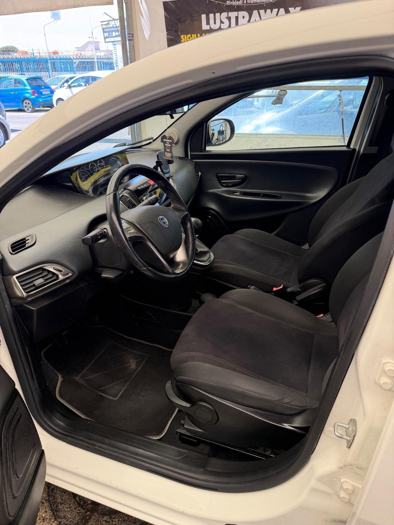 Lancia Ypsilon 1.2 69 CV Unyca