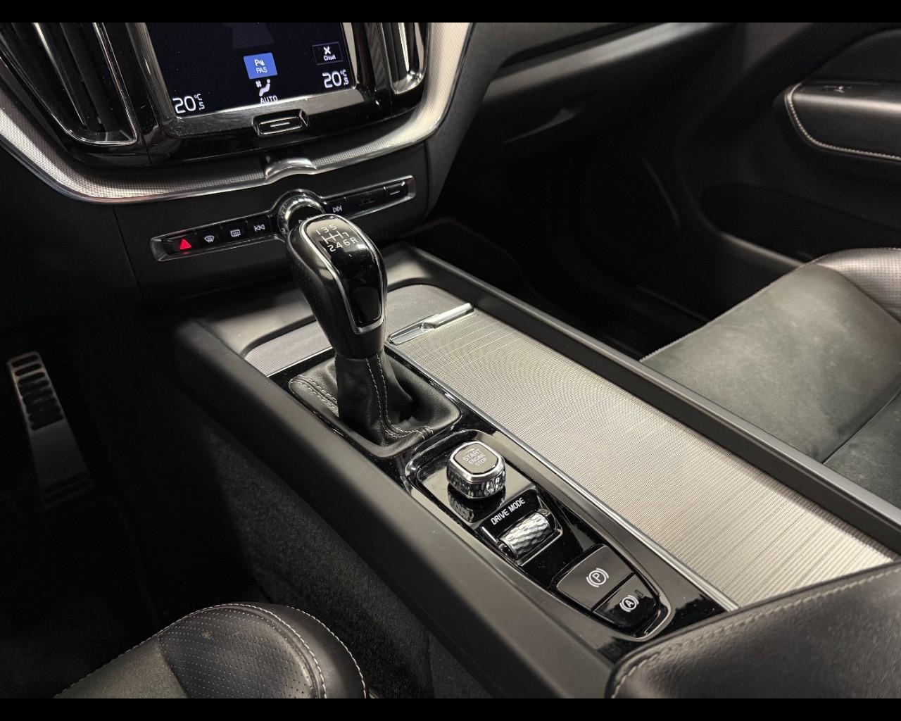 VOLVO XC60 D4 R DESIGN