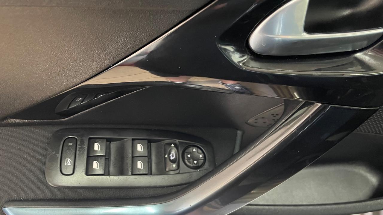 Peugeot 208 1.4 HDi 68 CV 5 porte Allure