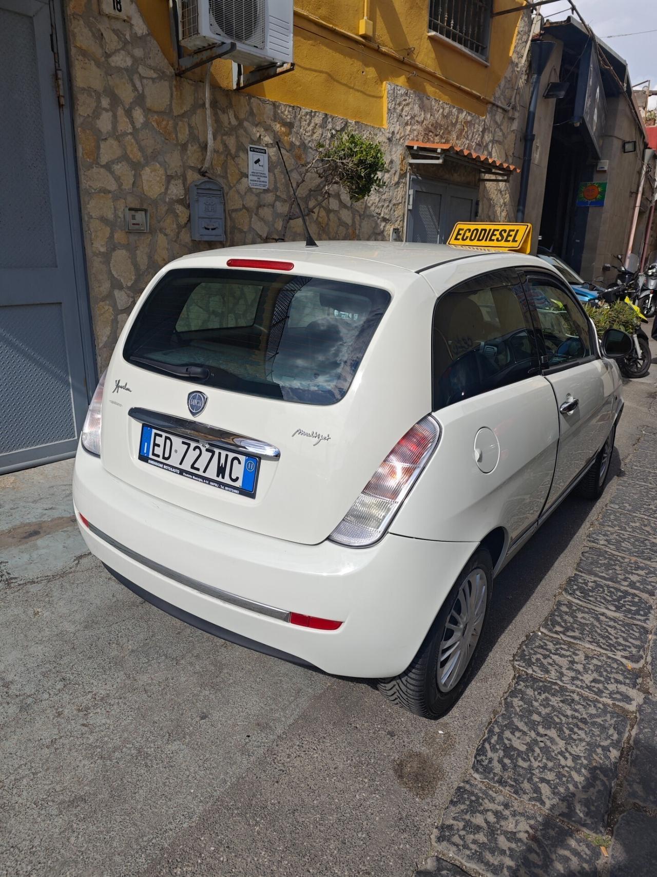Lancia Ypsilon 1.3 MJT 75 CV Versus