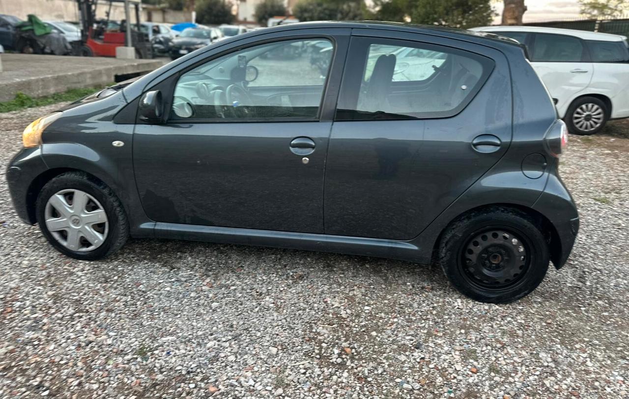 Toyota Aygo 1.0 12V VVT-i 5 porte Sol Connect Red Edition