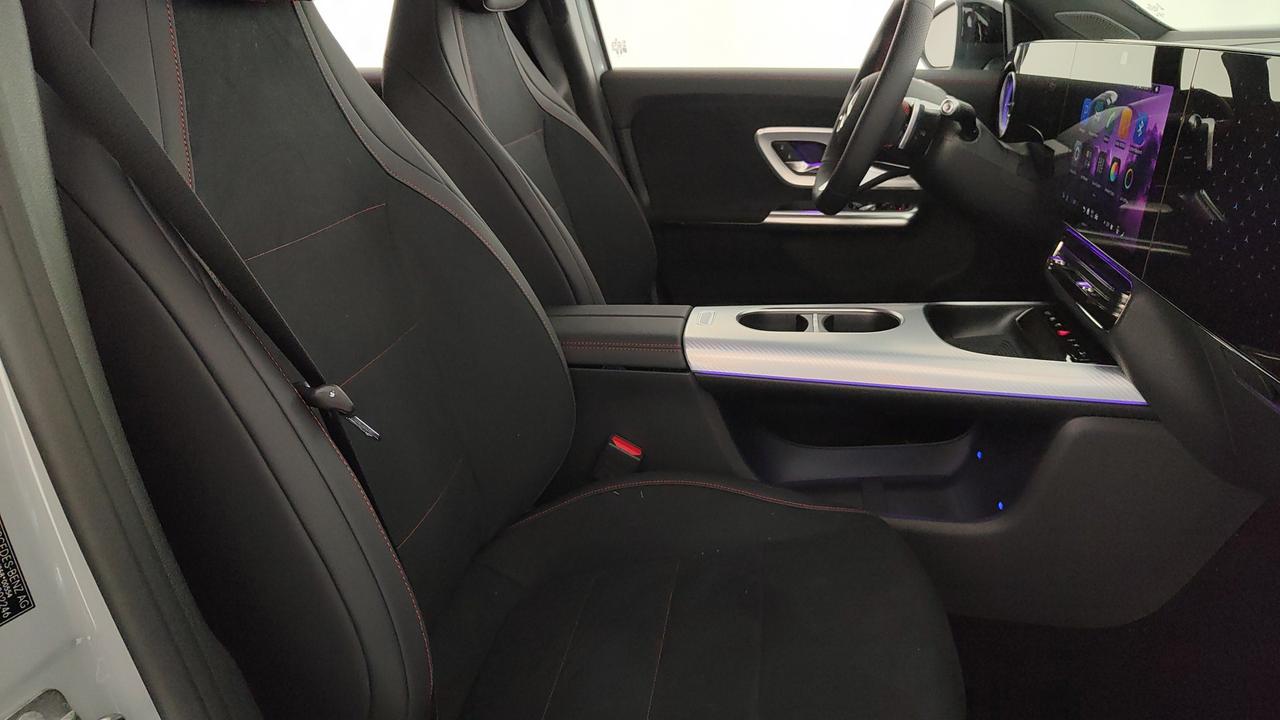 Mercedes-Benz GLB 250+ con tecnologia EQ