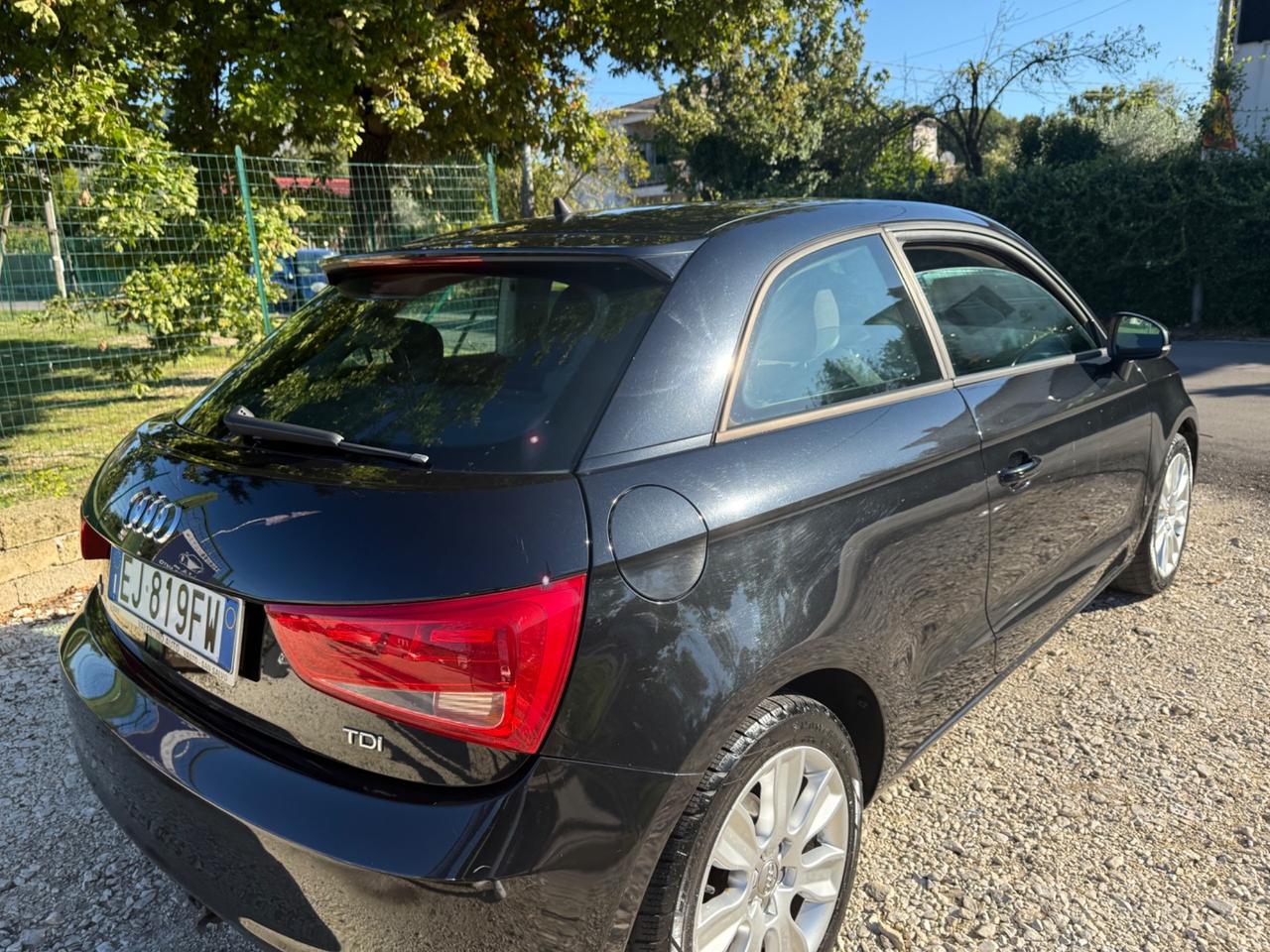 Audi A1 1.6 TDI 105 CV Attraction con GANCIO TRAINO A SCOMPARSA