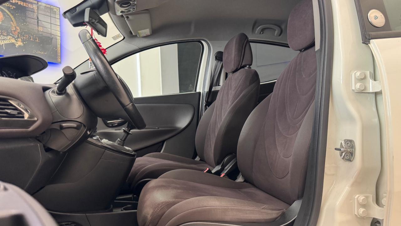 Lancia Ypsilon 0.9 TwinAir 85 CV 5 porte Metano Ecochic Silver
