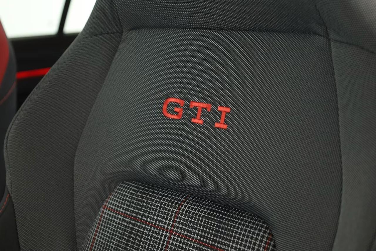 Volkswagen Golf GTI 2.0 TSI DSG 8.5 FENDINEBBIA/LED/HEAD/RETRO/