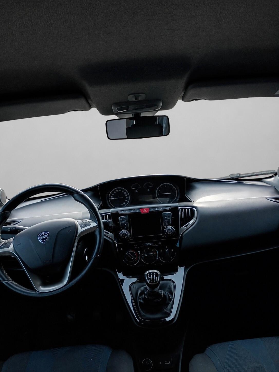 Lancia Ypsilon 1.0 FireFly 5 porte S&S Hybrid Ecochic Silver