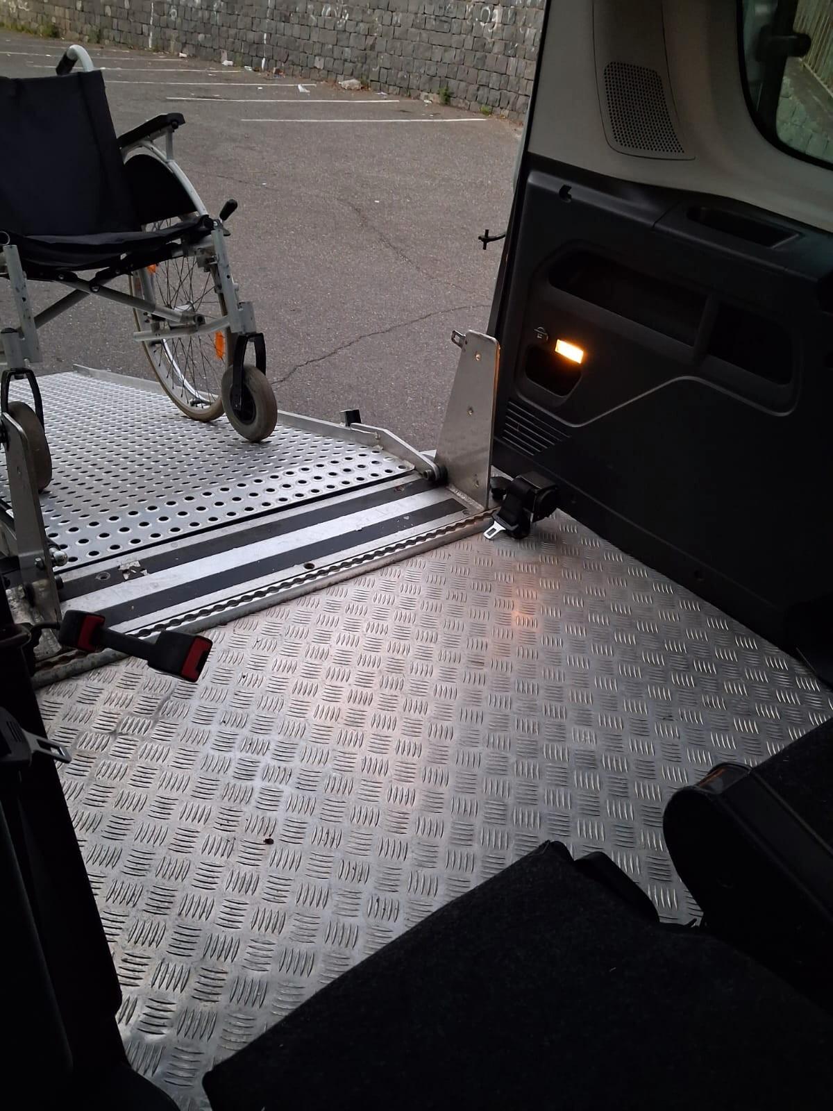 Fiat Doblo Con rampa manuale trasporto disabili in carrozzina