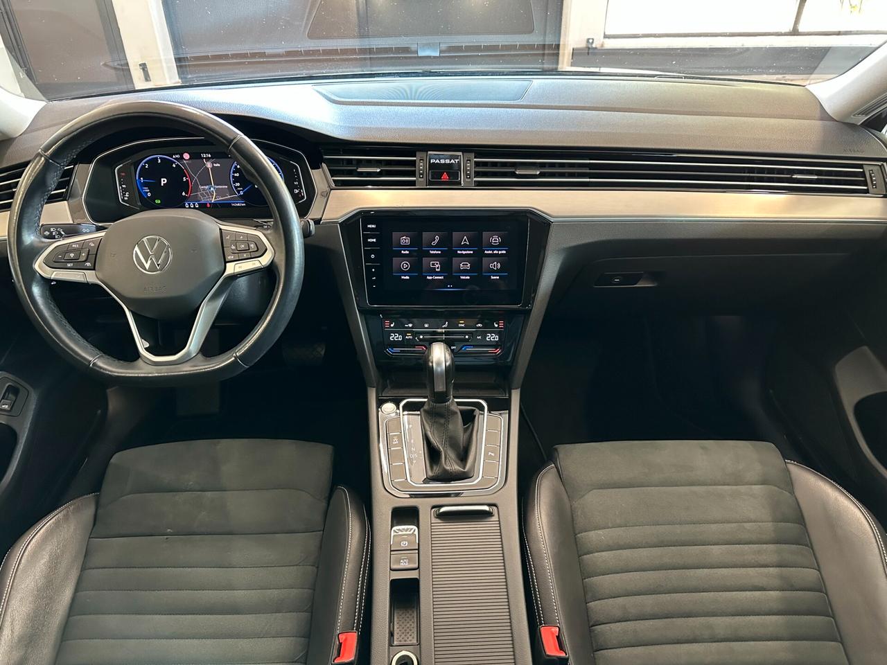 VOLKSWAGEN PASSAT VARIANT 2.0 TDI DSG ELEGANCE 150CV *CARPLAY*ACC*LED*