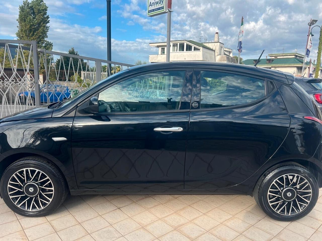 Lancia Ypsilon 1.0 FireFly S&S Hybrid Ecochic Silver 5 porte 05/2021 km 53.000