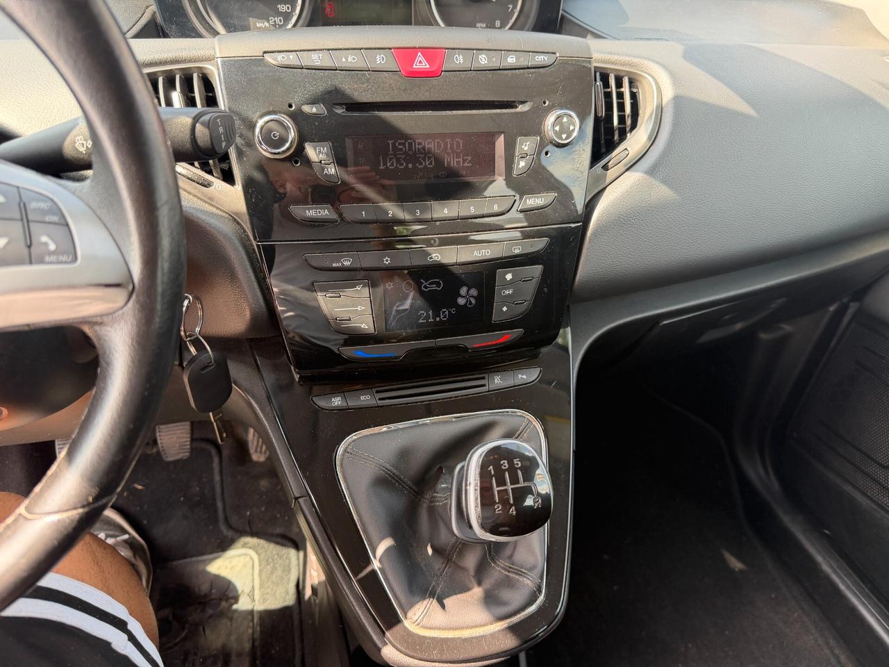 LANCIA YPSILON 2011 900 BENZINA 85 CV