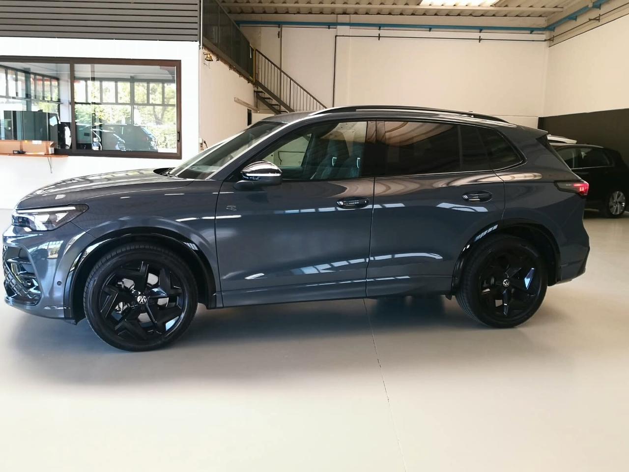 Volkswagen Tiguan 2.0 TDI 150 CV DSG R-Line ***TELECAMERA***SEDILI MASSAGGIANTI***