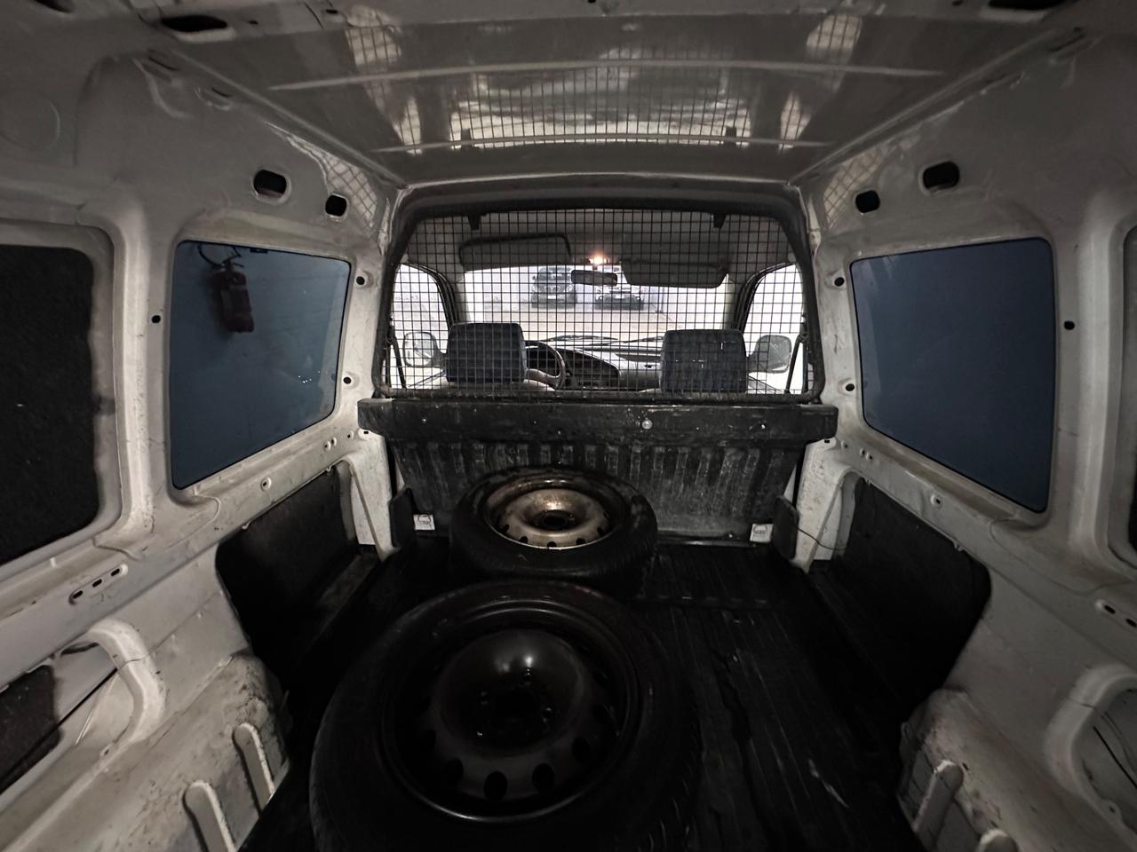 Peugeot Ranch 1.9 Diesel anno 1997 con 180.000 km Vettura utilizzata da un solo locatore, in ordine di tutto ! Furgoncino piccolo dai consumi ridotti Cabina comunicante, In aggiunta 4 cerchi gommati. Verrà consegnata con tagliando preconsegna Si valut