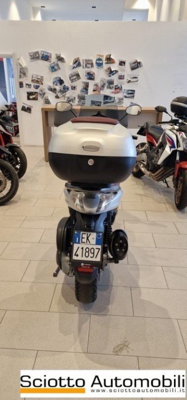 PIAGGIO Beverly 350 .