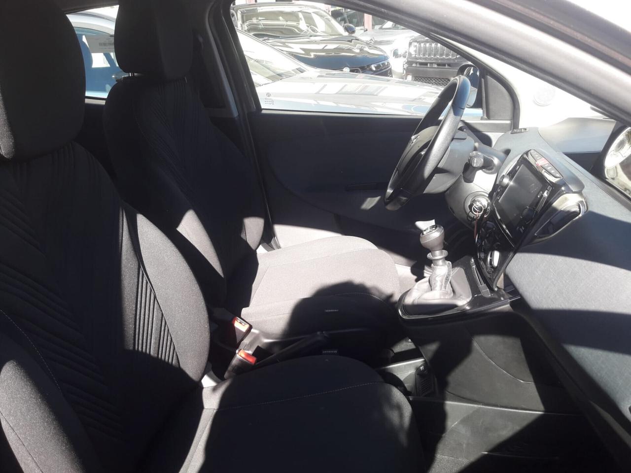 Lancia Ypsilon 1.0 FireFly 5 porte S&S Hybrid Ecochic Gold