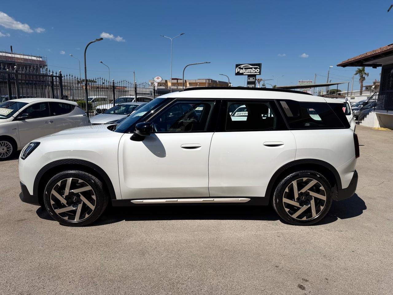 Mini Countryman Favoured 1.5 benzina/hybrida COME NUOVA