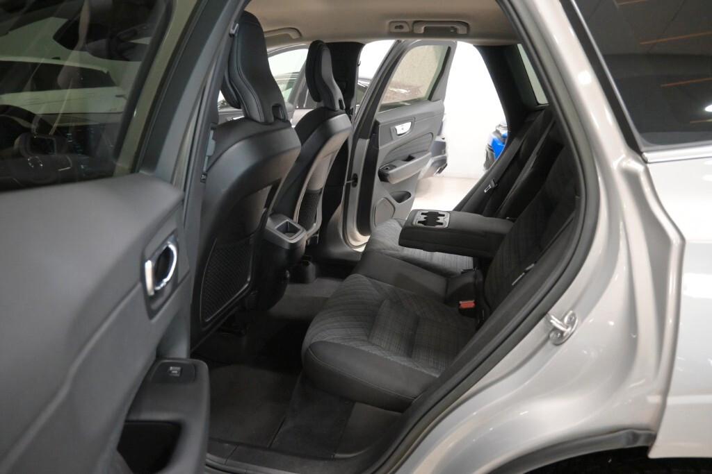 VOLVO XC60 2.0D 197CV B4 (D) GEARTRONIC AWD MOMENTUM PRO ( FARI LED - ADAPTIVE CRUISE - COCKPIT - MIRROR - PARK ASSIST - TELECAMERA 360 - CERCHI 18 )