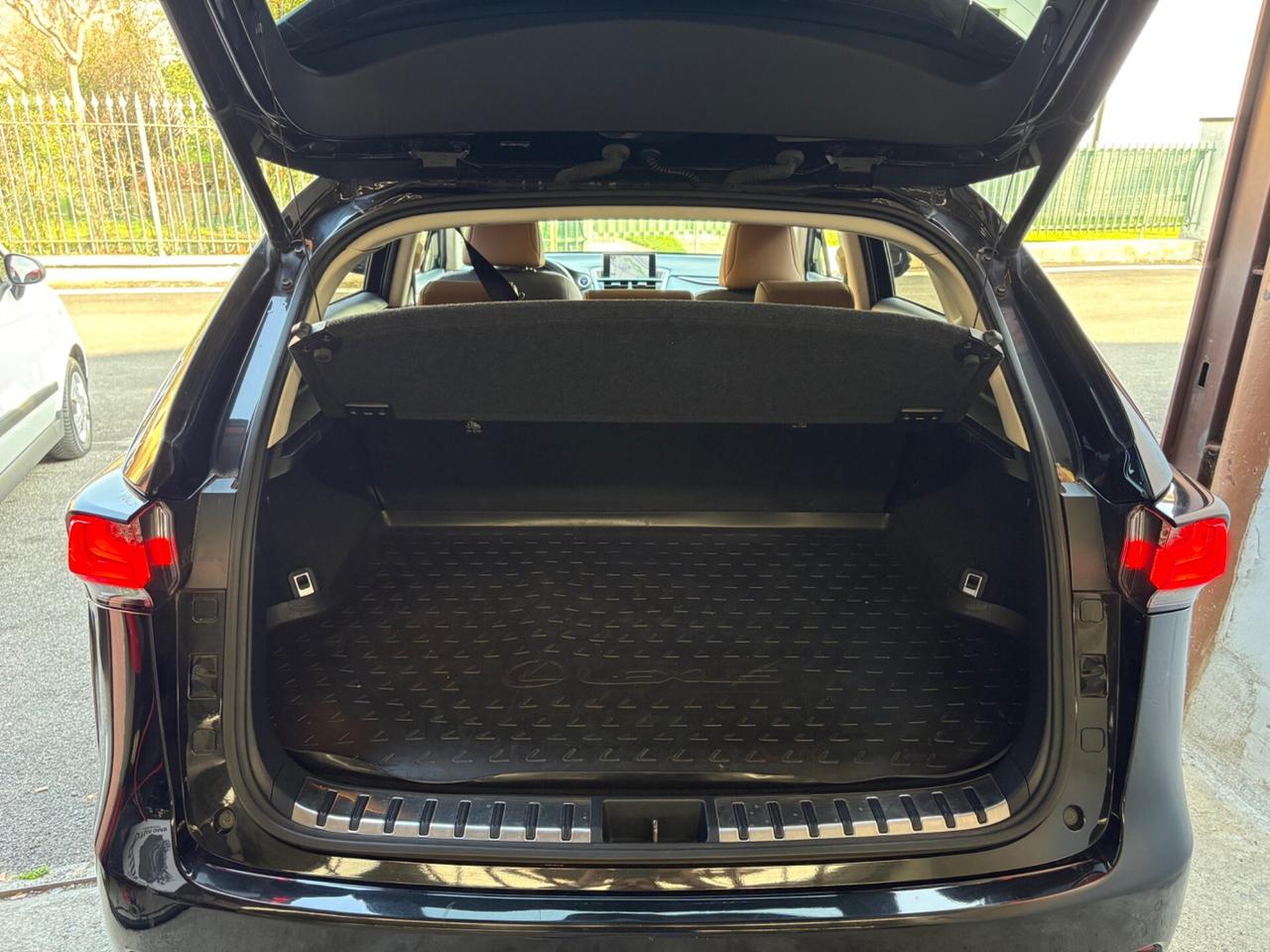 Lexus NX 300h Hybrid 4WD Luxury FULL OPTIONAL