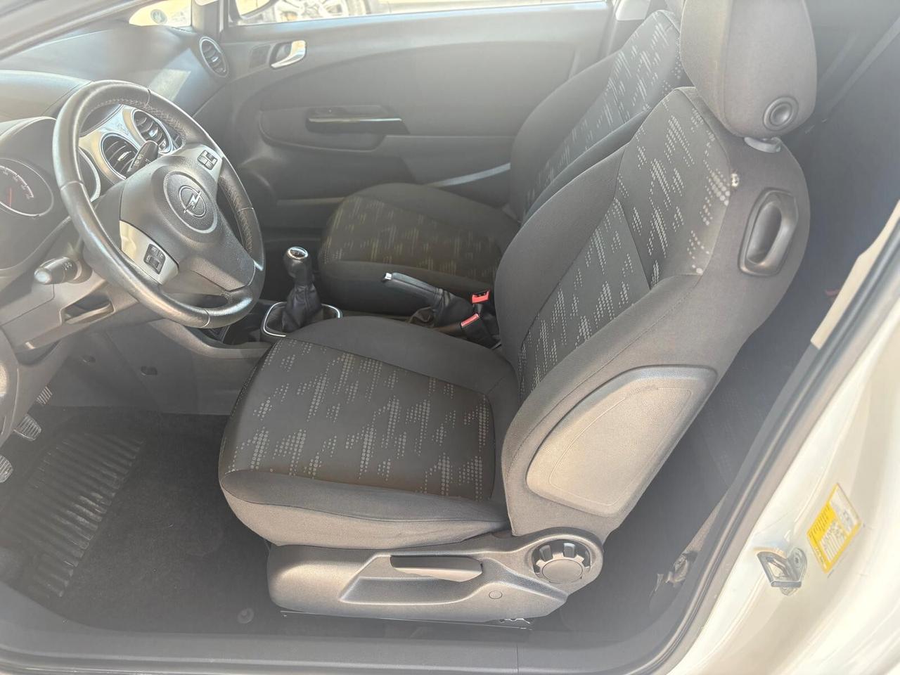 Opel Corsa 1.2 3 porte b-color
