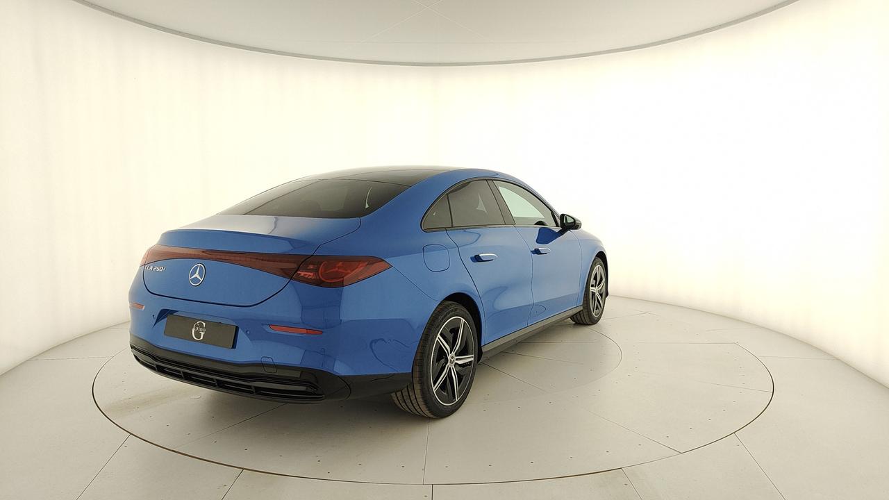Mercedes-Benz CLA 250+ con tecnologia EQ