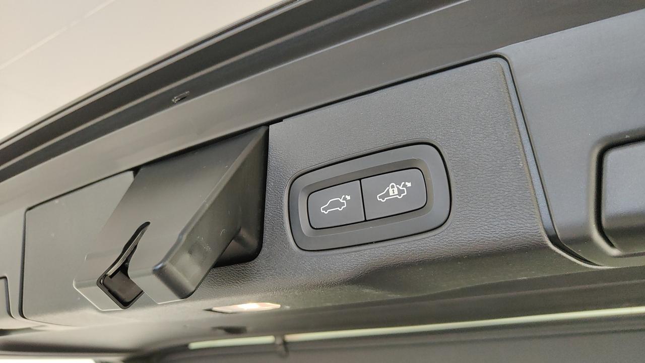 VOLVO XC60 2.0 b4 Plus Dark auto