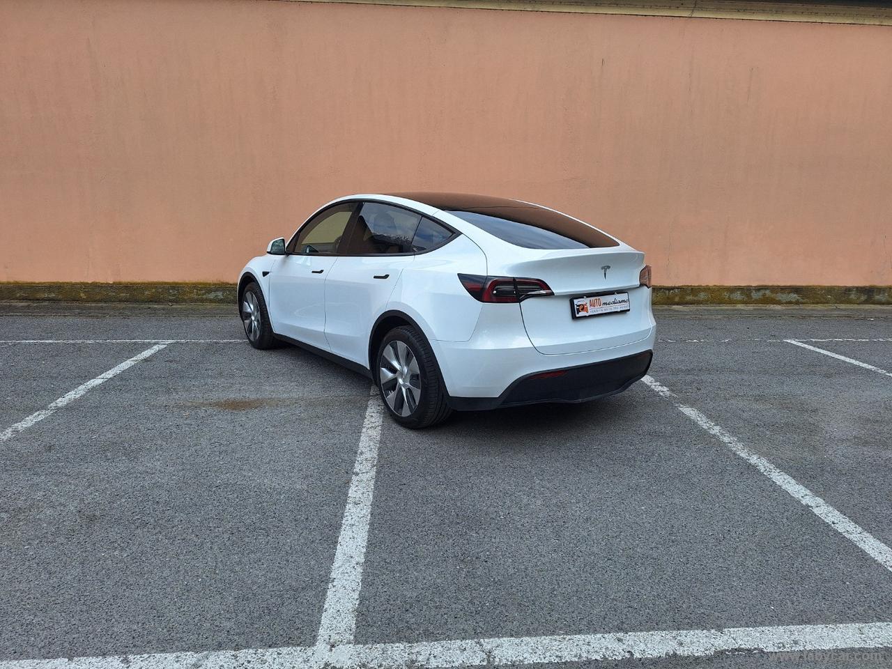 TESLA Model Y STANDARD RANGE RWD TETTO