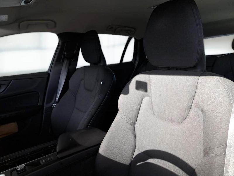 VOLVO V60 B4 D AUTOM. MOMENTUM BUSINESS STATION WAGON