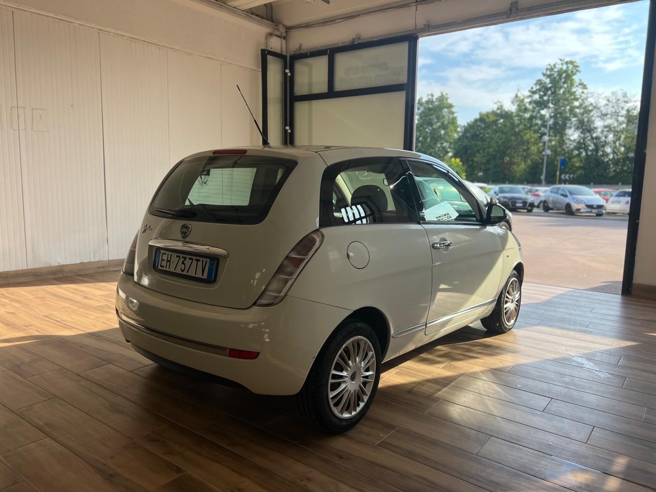Lancia Ypsilon 1.3 MJT 75 CV Unyca