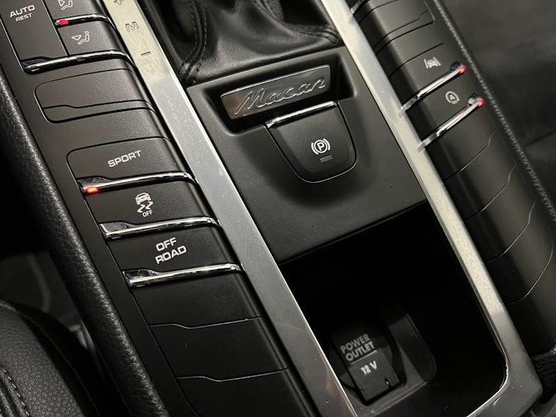 Porsche Macan 2.0 iva esposta
