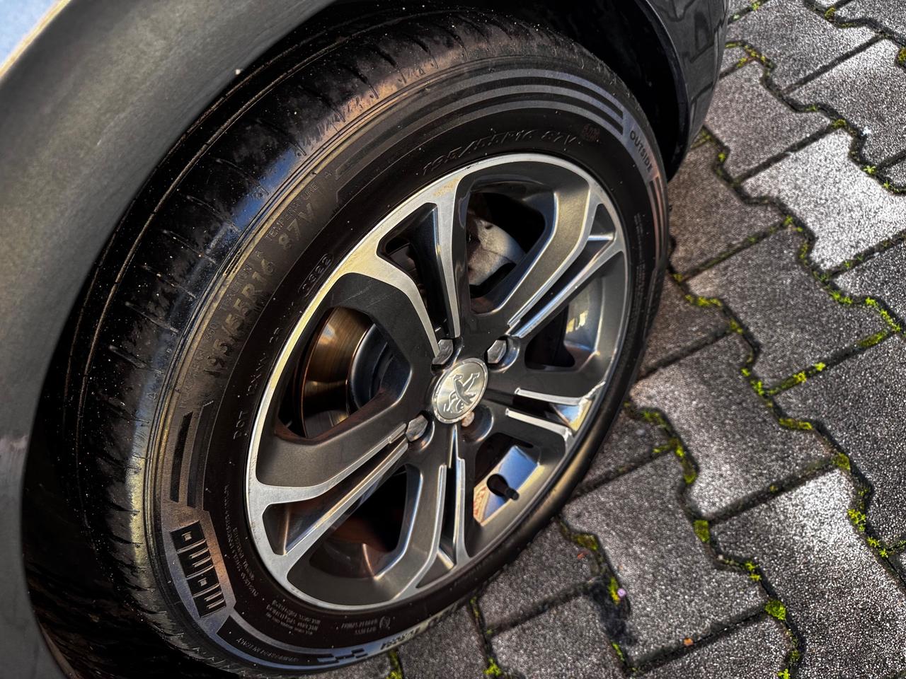 Peugeot 208 1.4 HDi 68 CV 3 porte Allure neopatentati