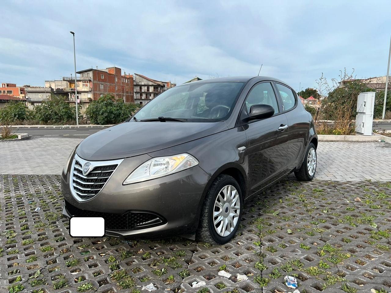 Lancia Ypsilon 1.3MLJT A-F-F-A-R-O-N-E 2014