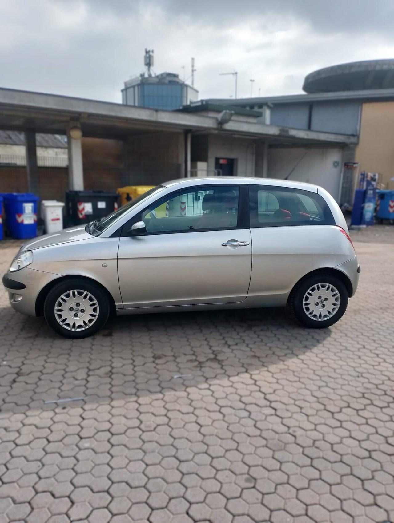 Lancia Ypsilon - APERTI AD AGOSTO