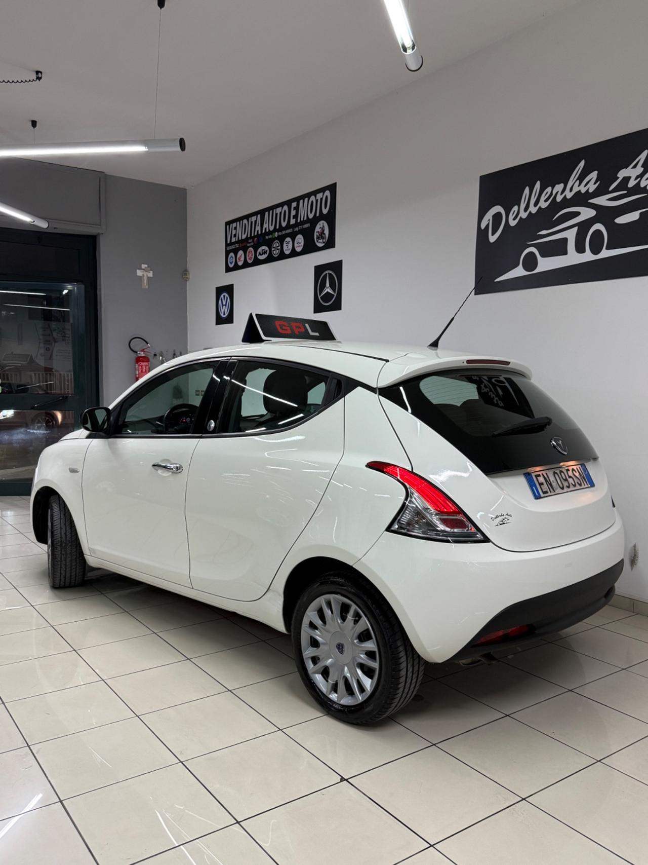 Lancia Ypsilon 1.2 69 CV 5 porte GPL Ecochic Silver
