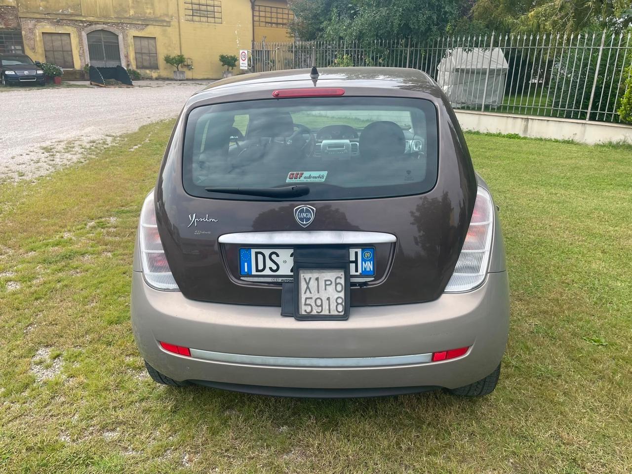 Lancia Ypsilon 1.3 MJT 75 CV Versus
