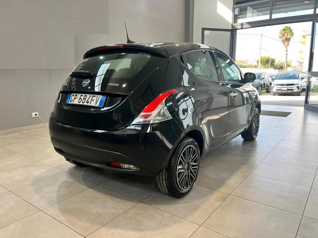 Lancia Ypsilon 1.0 FireFly 5 porte S&S Hybrid Silver
