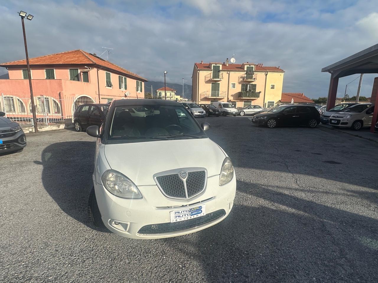 Lancia Ypsilon 1.4 16V Platino