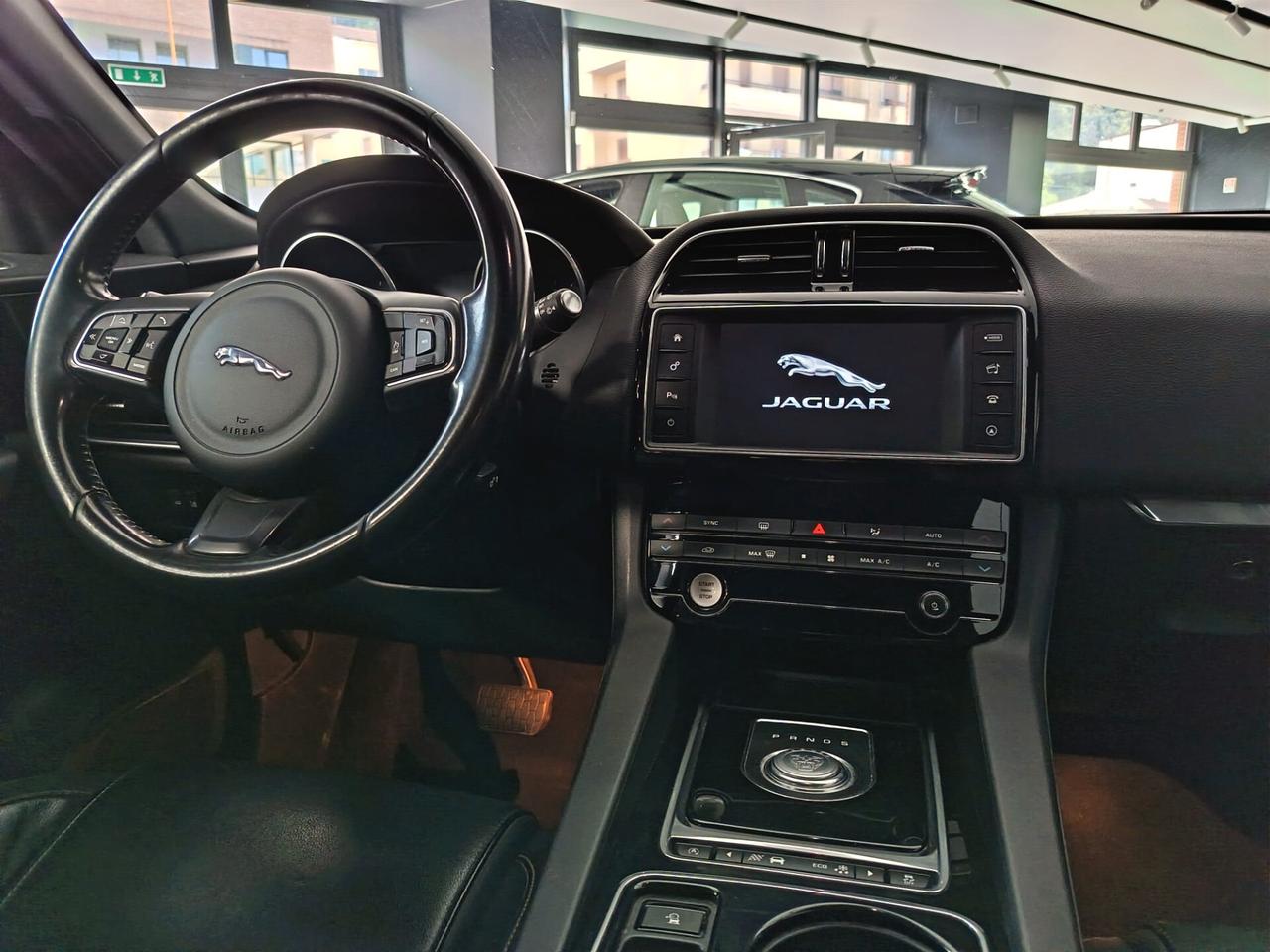 Jaguar F-Pace 2.0 D 180 CV Portfolio